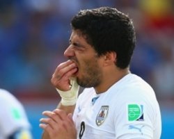 Суарес укусил соперника на футбольном поле (видео)