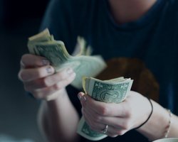 Валюту за границу. Сколько долларов и евро можно вывезти из Украины и как это сделать