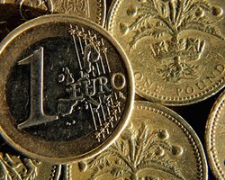 Евро в обменниках продают по 10,72 гривен 