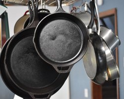 Ніколи не варто ставити каструлі та сковорідки одна на одну: на те є вагома причина