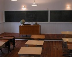 Родителей учеников закрывающихся школ не пускают в Киев