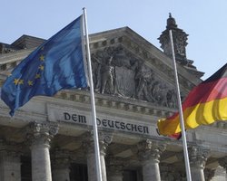 Германия одобрила создание фонда для поддержки евро