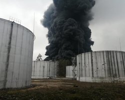 В Чернигове из-за обстрелов загорелась крупная нефтебаза (фото, видео)