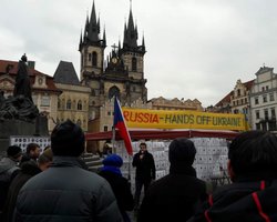 Портреты героев Небесной сотни улетели в небо Праги