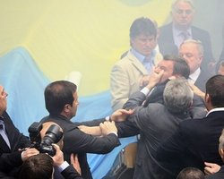 Двух депутатов оппозиции лишат неприкосновенности 20 мая