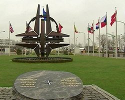 В Брюсселе пацифисты намеревались повесить замки на двери главного офиса НАТО