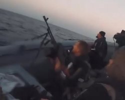 Отстреливались в море и в воздухе: спецподразделение ГУР показало кадры операции в Крыму (видео)