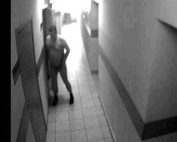 Российский полицейский помочился у дверей кабинета