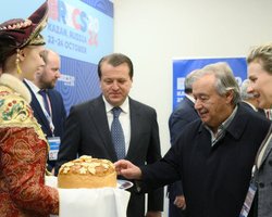 Проигнорировал Саммит мира, но поехал к Путину: Гутерреша в РФ встретили с караваем (фото)