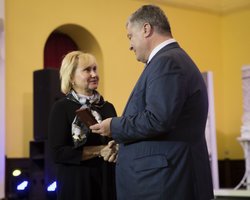 Порошенко наградил Сущенко орденом "За мужество"