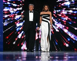 Выгоняют из магазинов: стилист Мелании Трамп рассказал, почему ее так сложно одевать