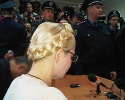 В зале суда вместо Тимошенко поставили телевизор в стеклянной клетке