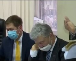Порошенко уснул во время заседания в суде (видео)