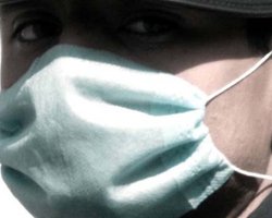 На центральном вокзале Киева раздают маски водителям автобусов