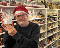 Зимняя сказка: немец собрал самую большую в мире коллекцию снежных шаров (фото, видео)