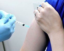 Минздрав объяснил, почему нельзя заразиться COVID-19 от вакцин