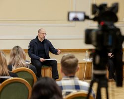 Мобилизация, бронирование, поддержка ЕС и США: главное с пресс-конференции премьера Дениса Шмыгаля