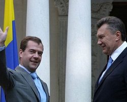 Янукович встретил Медведева на фоне перевернутого флага