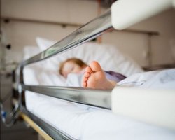 После отравления в лагере под Киевом ребенок неделю остается в коме