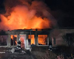 Російські дрони вдарили по дитячому центру на Чернігівщині: спалахнула пожежа (фото)