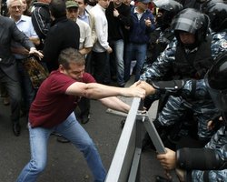 В милиции заявили, что драку под Украинским домом спровоцировали народные депутаты