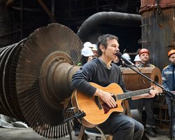 Вакарчук заспівав для енергетиків ДТЕК на одній зі зруйнованих ТЕС після найважчої зими