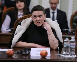 Савченко принесла на комитет Рады гранаты