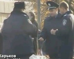 Милиционера, игравшего в карты на мешках с бюллетенями, уволили