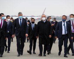 Глава МИДа Турции Чавушоглу прибыл в Азербайджан для обсуждения карабахского вопроса