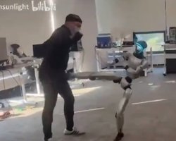 Восстание машин, которое мы заслужили: робот ударил инженера в пах и "посмеялся" над ним (видео)