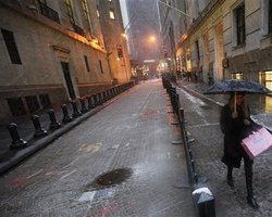 На Нью-Йорк обрушился новый шторм. Десятки тысяч горожан остались без света