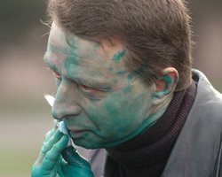 Организатора акций протеста в Днепропетровске облили зеленкой