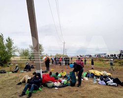 Хижки, багаття та їжа у казанах: біженці з РФ розбили табір на кордоні з Казахстаном (відео)
