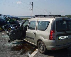 В Черкасской области столкнулись 3 автомобиля. Погибли 2 человека