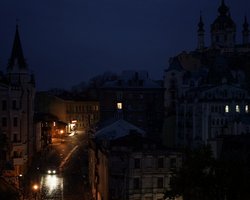 Блэкаут в Киеве: как выглядит столица после обстрелов РФ (видео)