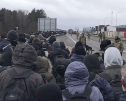 Оставили бревна и доски: мигранты ушли из лагеря на границе Польши и Беларуси (видео)