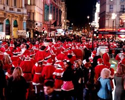 В Лондоне сотни Санта Клаусов устроили предрождественский флешмоб 