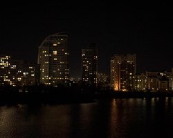 Блекаут після "яскравих спалахів": у частині Києві відсутнє світло та водопостачання, деталі