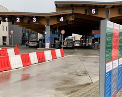 "Терміни невідомі": перевізники Словаччини заблокували пункт пропуску на кордоні з Україною