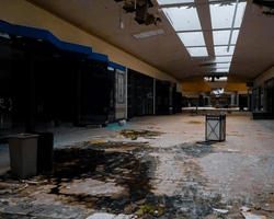 Час зупинився тут у 2022-му: що приховує занедбаний торговий центр (фото)