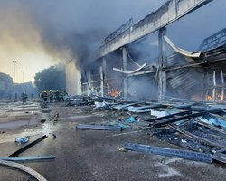 Удар ракетой по ТЦ в Кременчуге: появились кадры изнутри здания после прилета