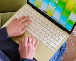 "Можливо, він занадто дешевий": експерт з'ясував, на чому заощадила Apple у MacBook Neo (відео)