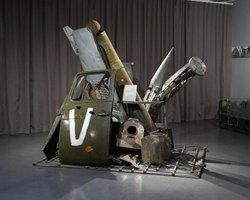 Экспозиция-сенсация. Музей текущей войны: звезда из сапог, окна из мин, полмиллиона посетителей