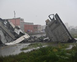 Под руинами моста в Генуе могут оставаться до 20 человек