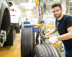 Нужны рабочие руки и молодежь: Европа ждет только тех, кто работает