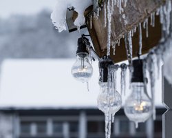 Брила льоду біля "П'яної вишні" ледь не вбила пару у центрі Луцька (відео)