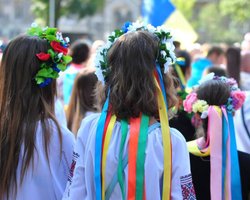 В Париже возле Эйфелевой башни прошла акция "Крым - это Украина"