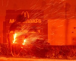 Возмутил жителей Лос-Анджелеса: миллионер предложил денег пожарным, чтобы они спасли его дом