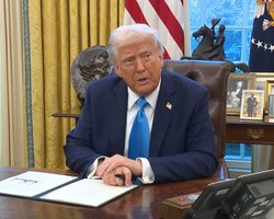 Трамп повідомив, що залишив інструкції "знищити" Іран, якщо ті його вб'ють (відео)