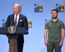 Саммит НАТО: Байден позволил себе "фамильярность", обращаясь к Зеленскому, — СМИ (видео)